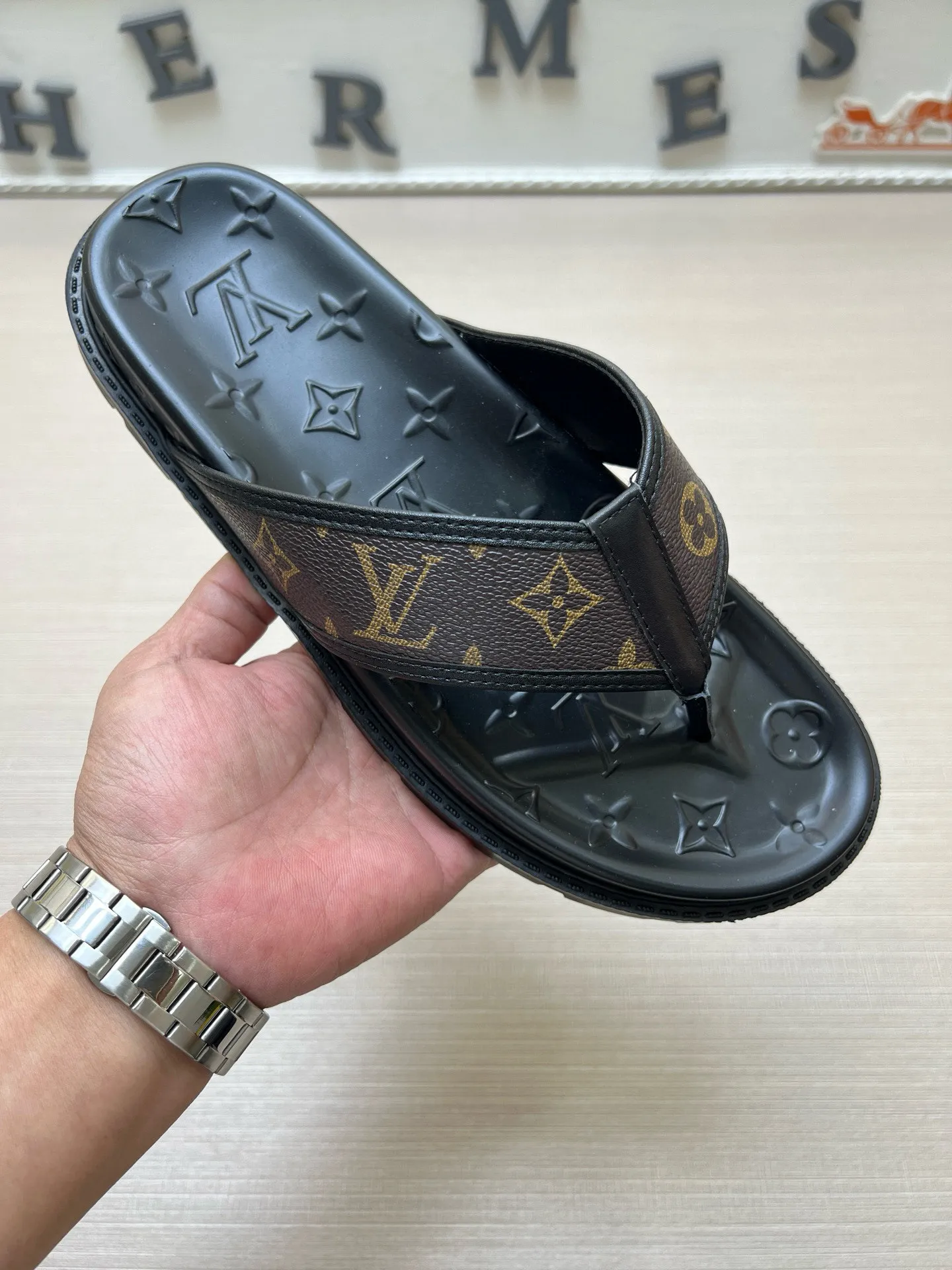 P270🏆Louis Vuitton 🏆[Louis Vuitton] Spring/Summer 2025 [Men's Flip Flops] 🎯🎯As an active family in the fashion industry ⭐ Lv is characterized by bold innovation ⚡Create this casual business style for Chinese fashionable men ✨The fabric is made of imported high-grade cowhide 🔥 Clean and neat ⚡Fashionable and elegant🌹Breathable, sweat-absorbent and deodorant👈So luxurious, high-end and domineering. 👍Must be sold if you repost the picture. Number of yards: 38--46. Color: 🎉 For large quantities. Welcome to repost.